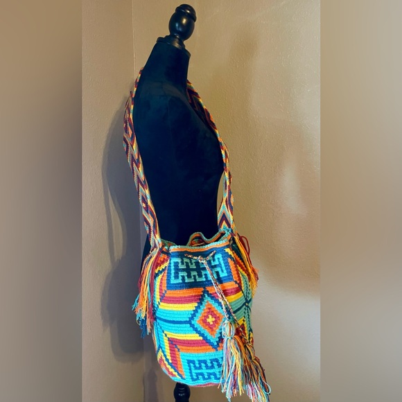 Authentic handwoven Colombian Mochila made by the Wayuu tribe in La Guajira. - Picture 3 of 6